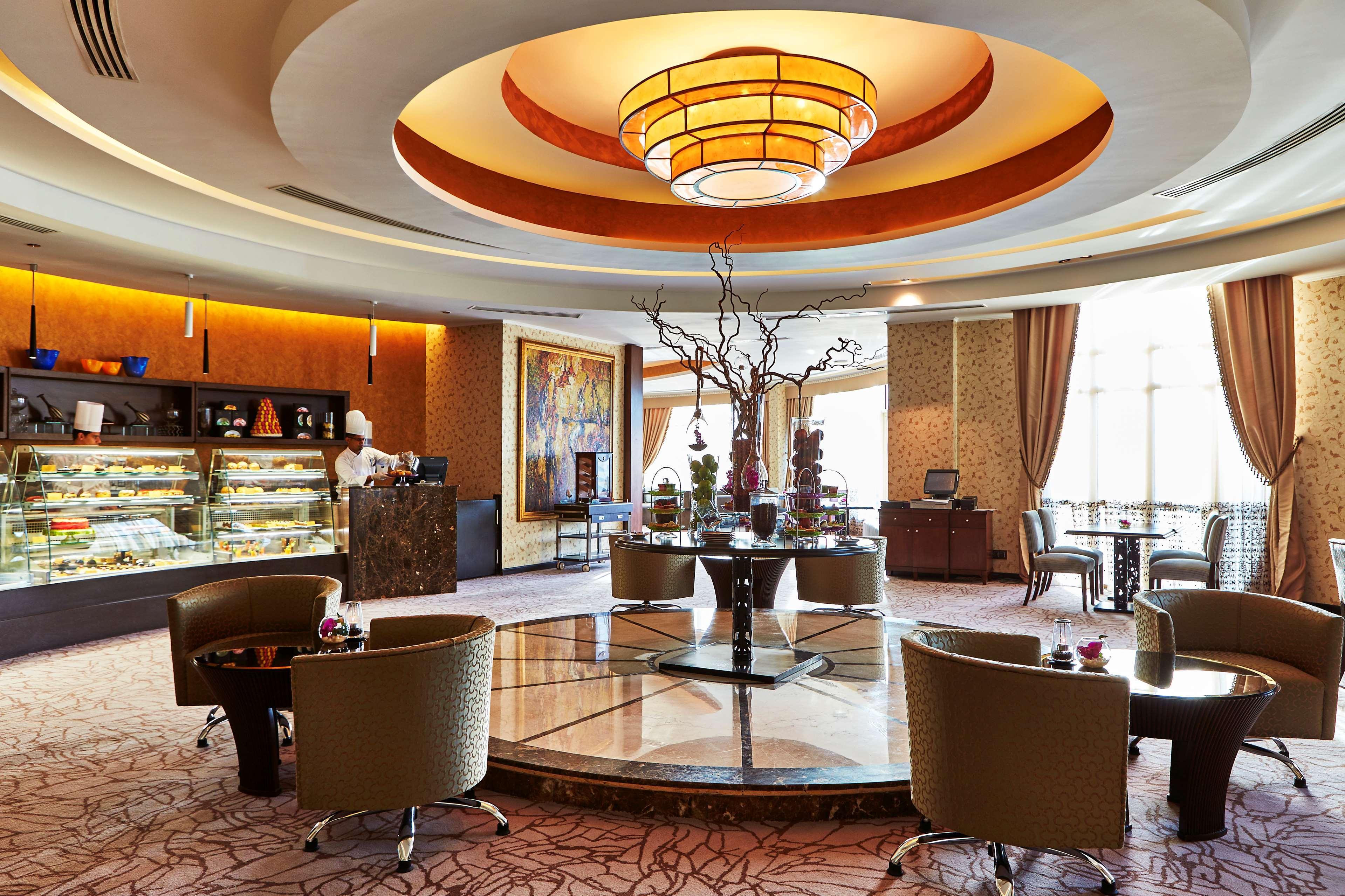 로열 맥심 팰리스 켐핀스키 카이로 외부 사진 The lobby lounge