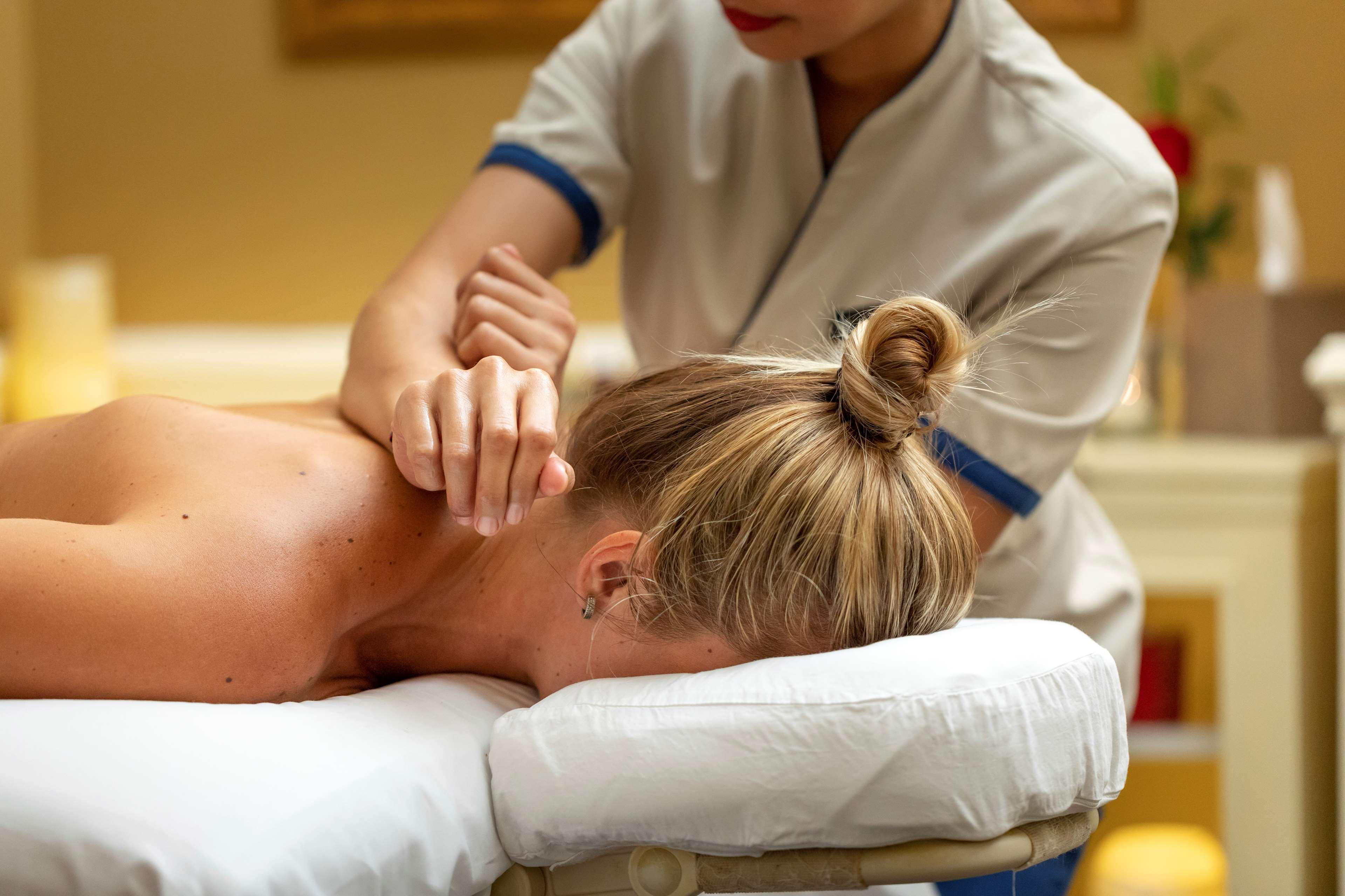 로열 맥심 팰리스 켐핀스키 카이로 외부 사진 A chiropractor treating a patient