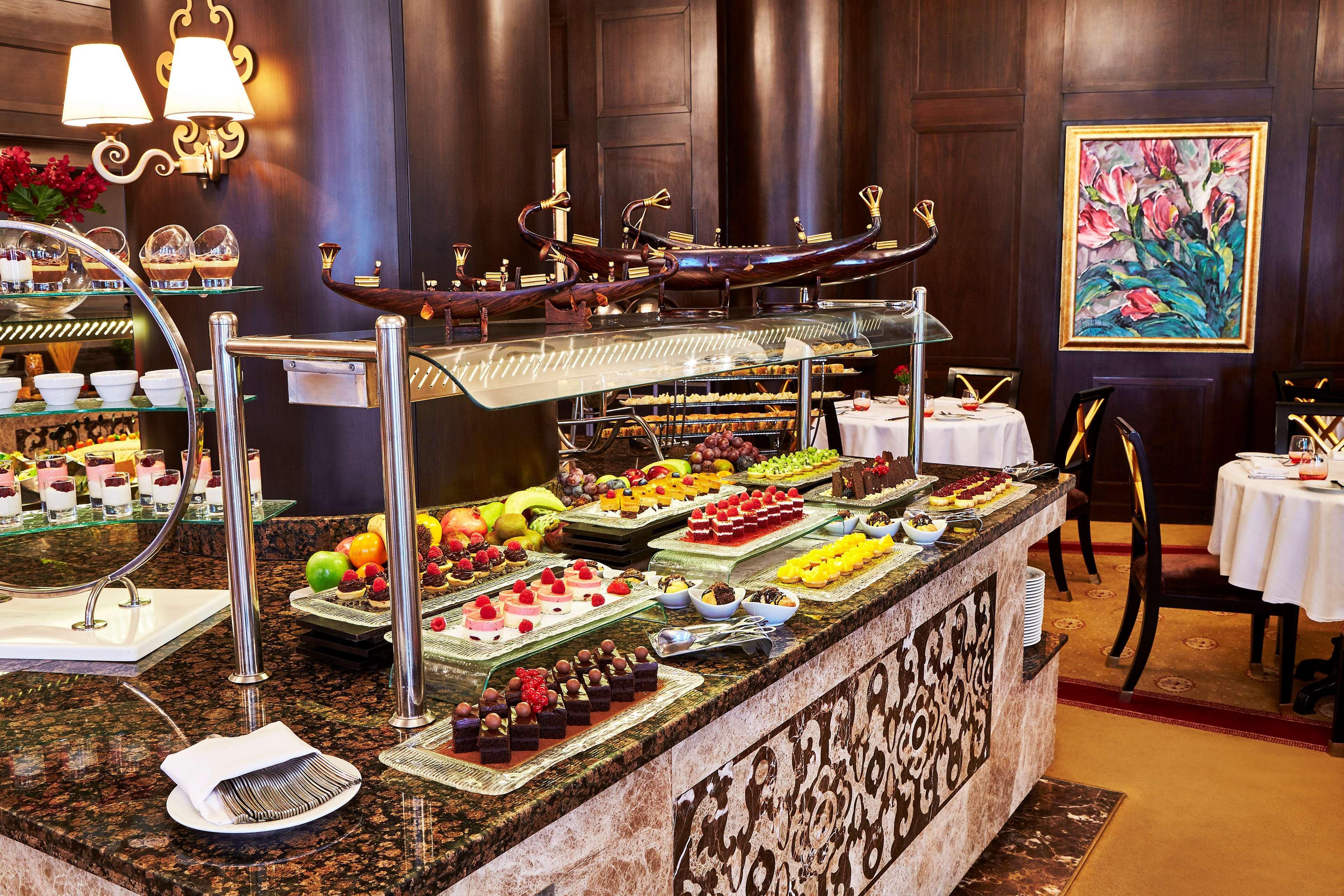 로열 맥심 팰리스 켐핀스키 카이로 외부 사진 A buffet at a hotel