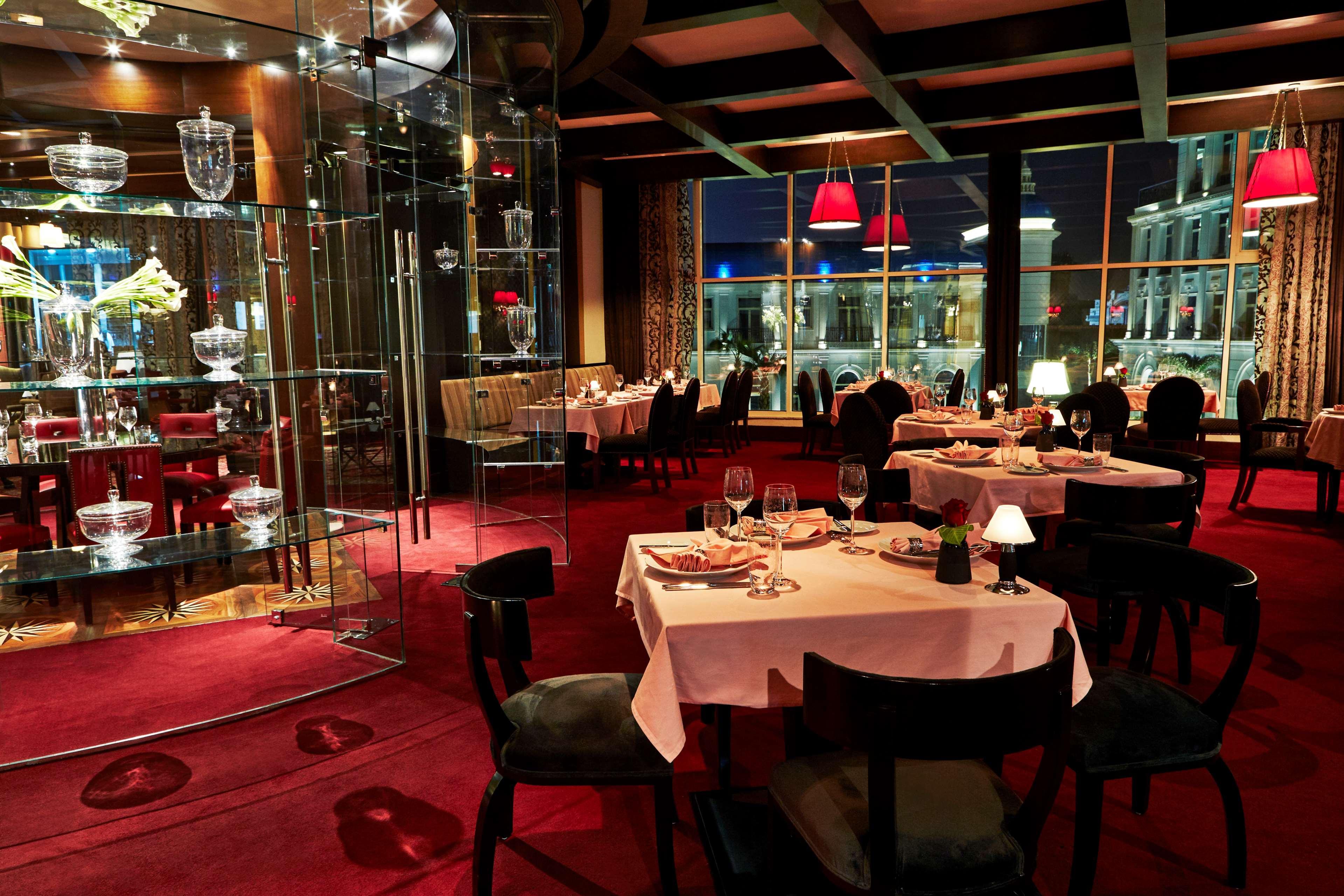 로열 맥심 팰리스 켐핀스키 카이로 외부 사진 Interior of the restaurant in 2016