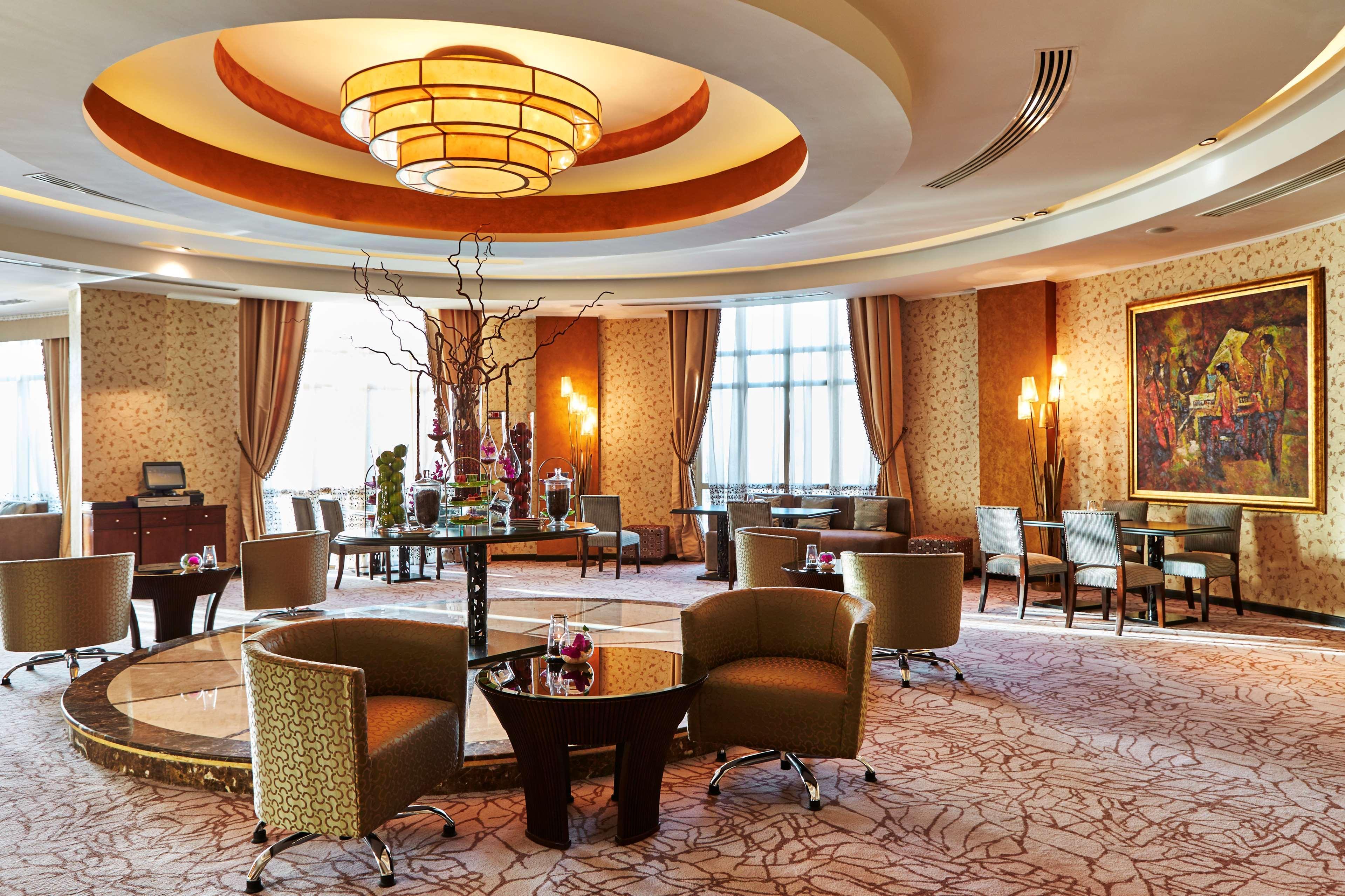 로열 맥심 팰리스 켐핀스키 카이로 외부 사진 The lobby of the hotel