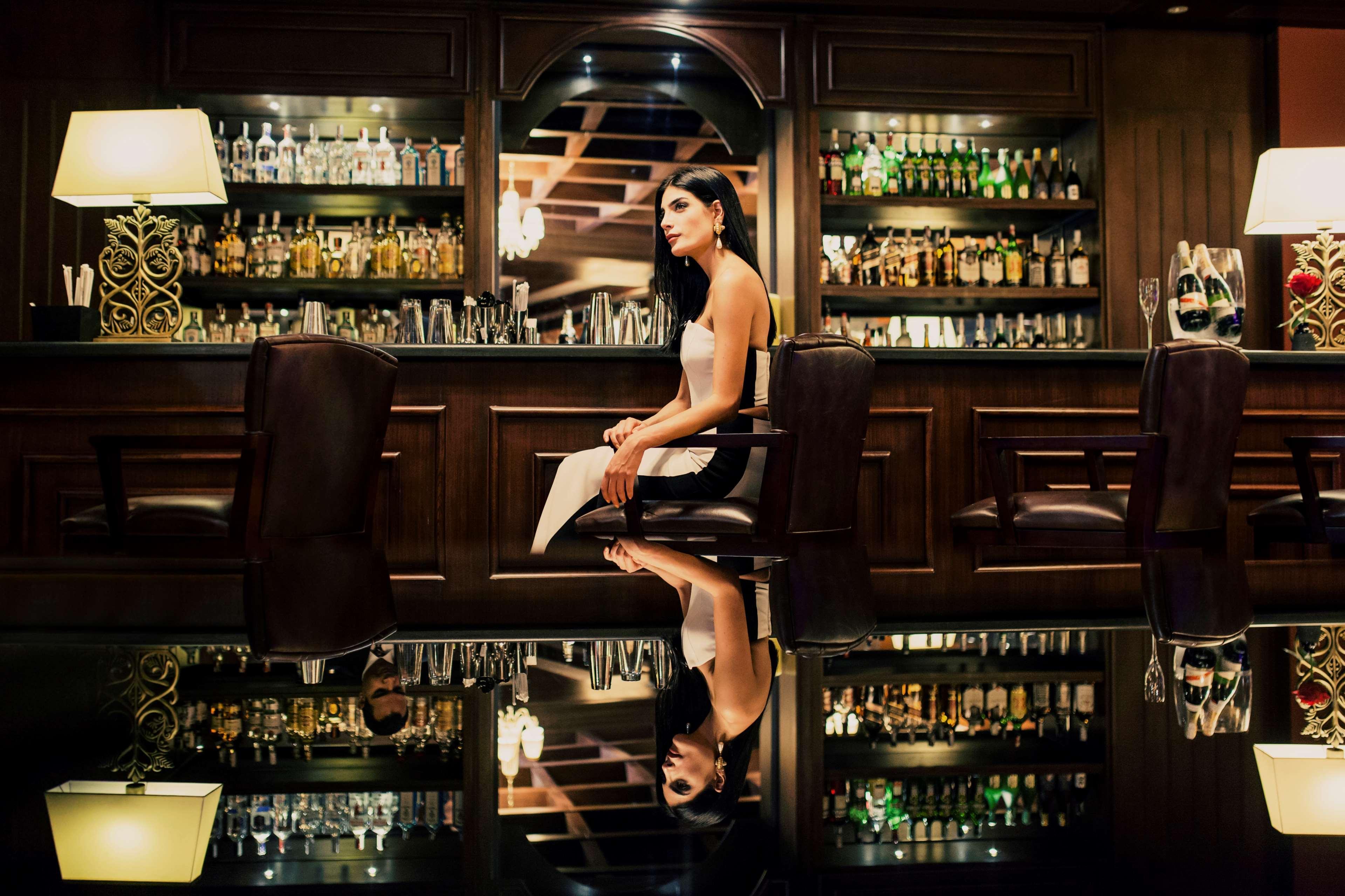 로열 맥심 팰리스 켐핀스키 카이로 외부 사진 The bar at the St. Regis New York