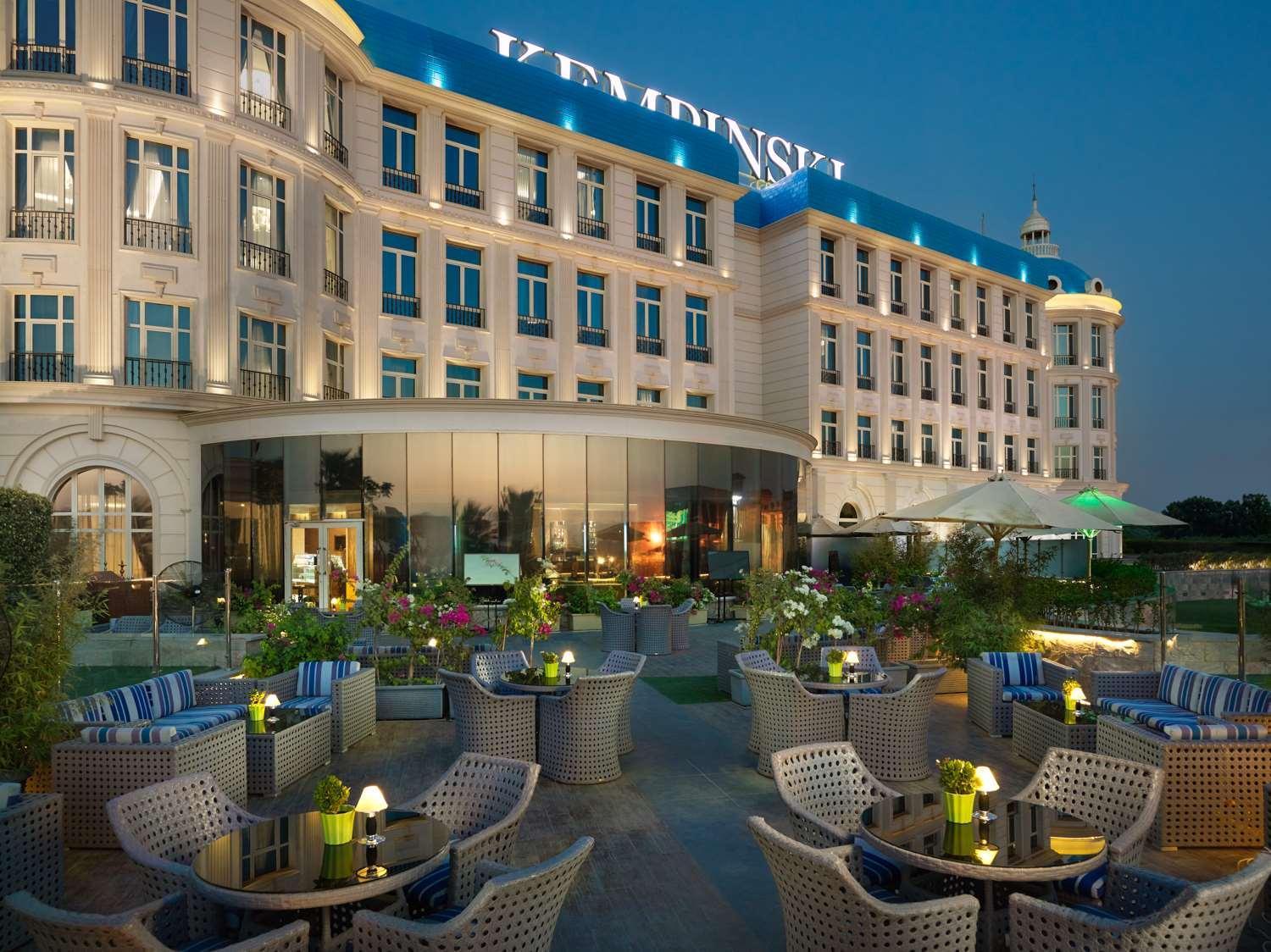 로열 맥심 팰리스 켐핀스키 카이로 외부 사진 The hotel's exterior