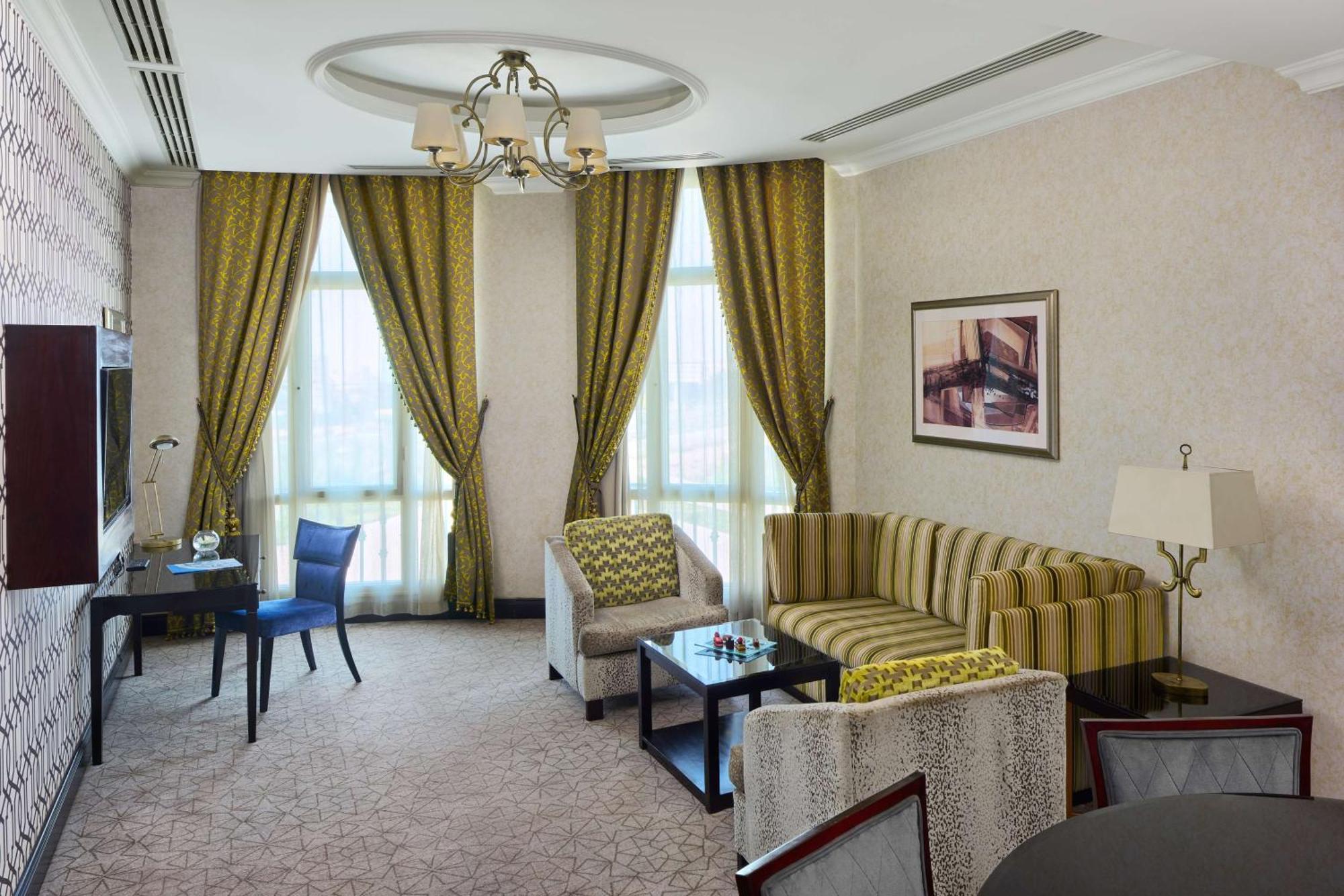 로열 맥심 팰리스 켐핀스키 카이로 외부 사진 A living room in a suite at the Jumeirah Emirates Towers Hotel