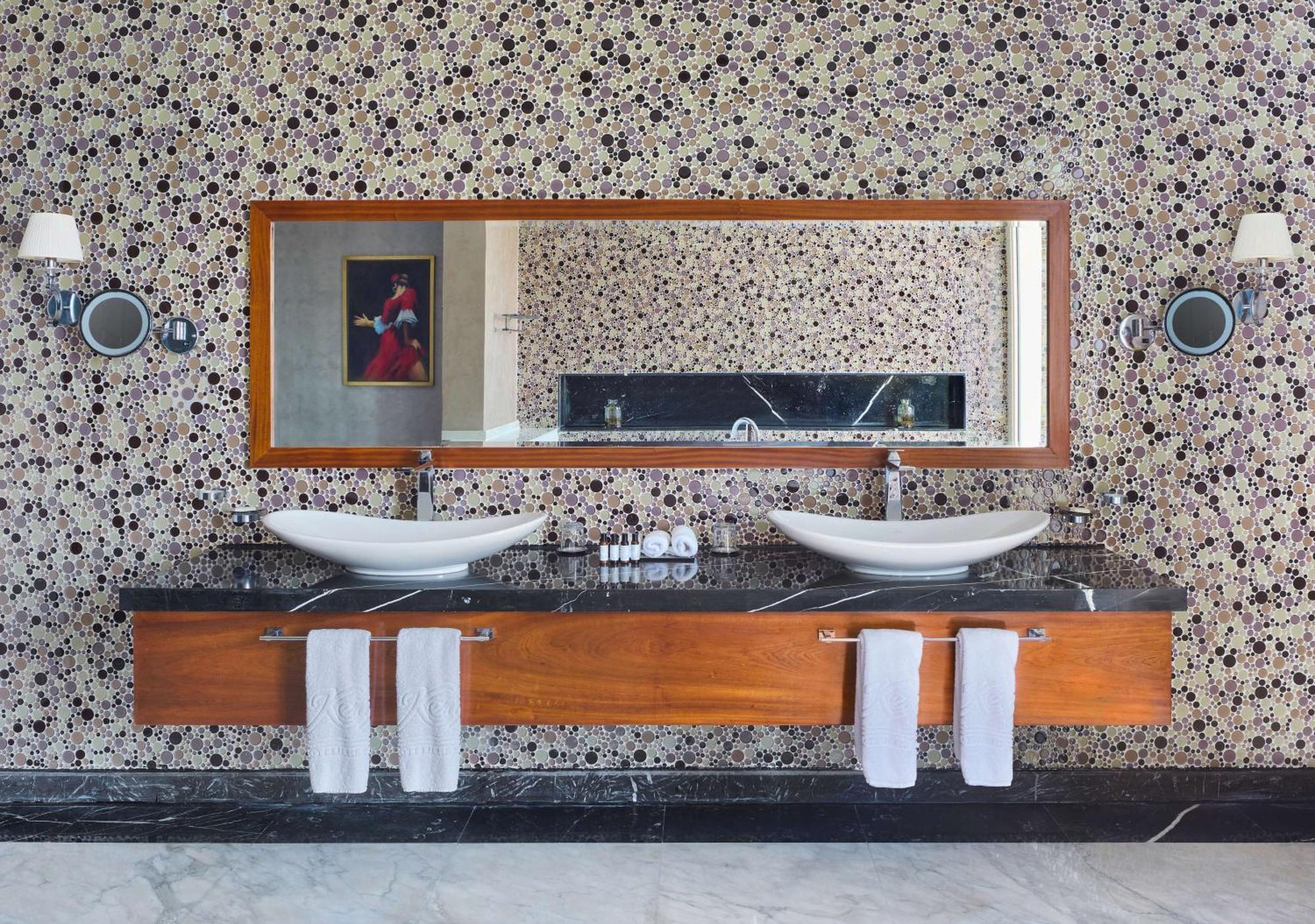 로열 맥심 팰리스 켐핀스키 카이로 외부 사진 Bathroom with wallpaper
