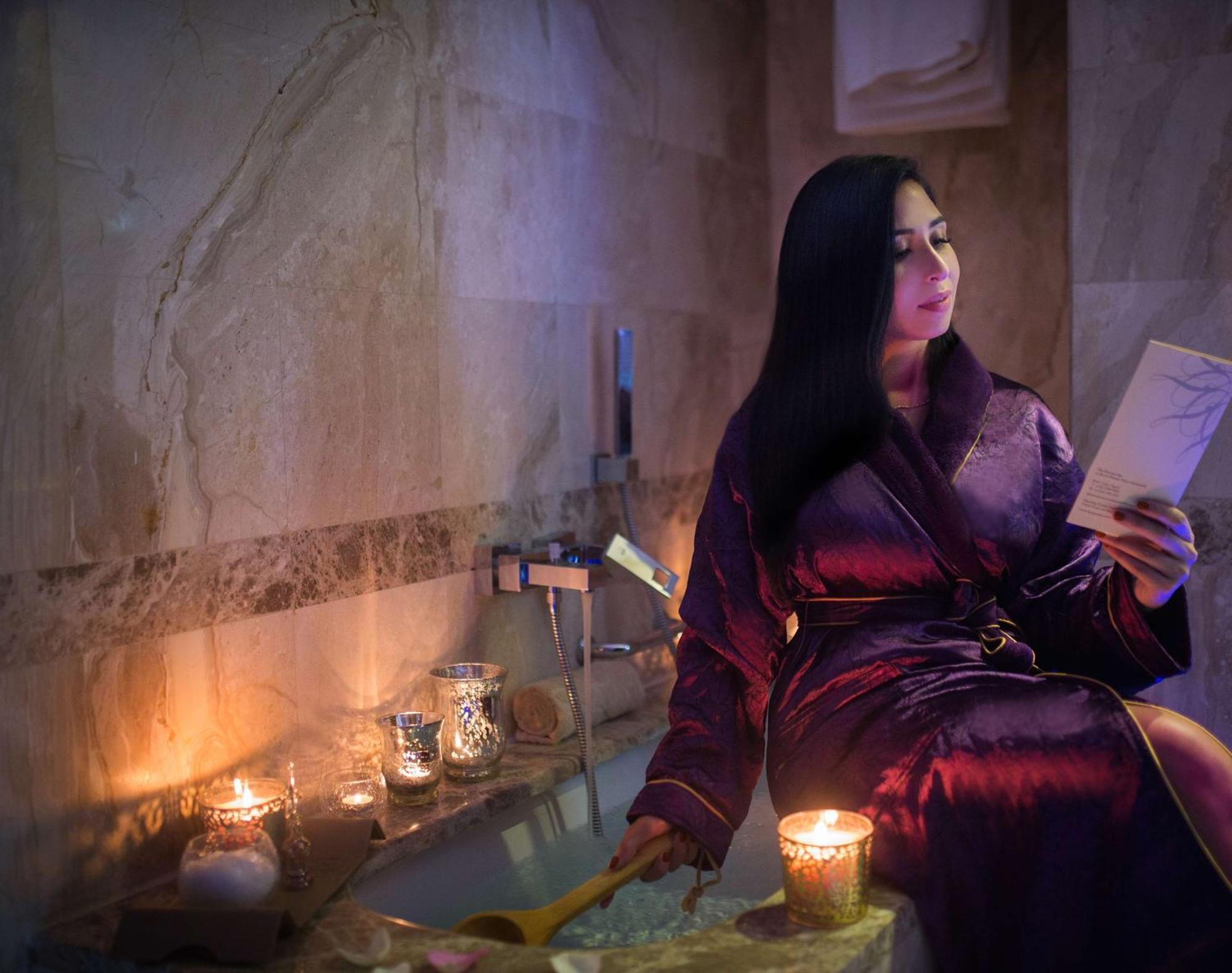 로열 맥심 팰리스 켐핀스키 카이로 외부 사진 A woman in a Turkish bath